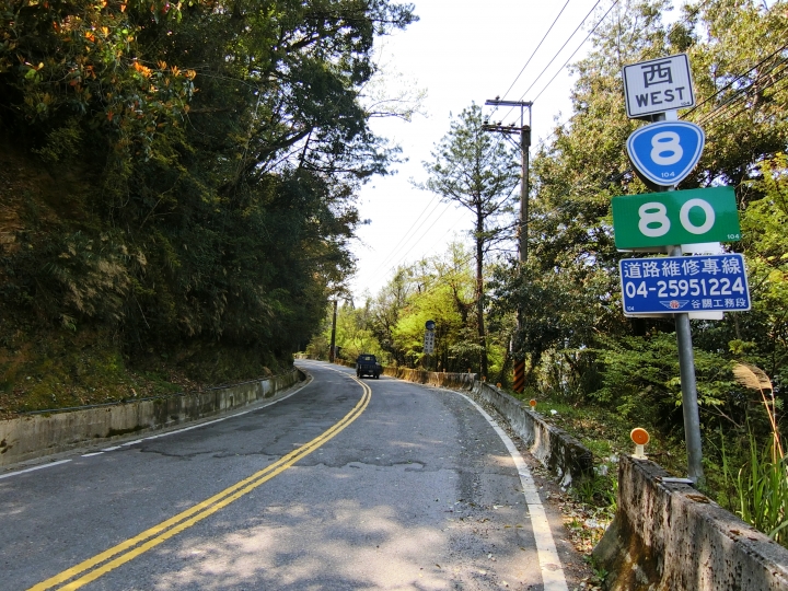 尋訪新佳陽吊橋陡下兩百公尺，路徑1.3公里16彎的燒引擎之旅！