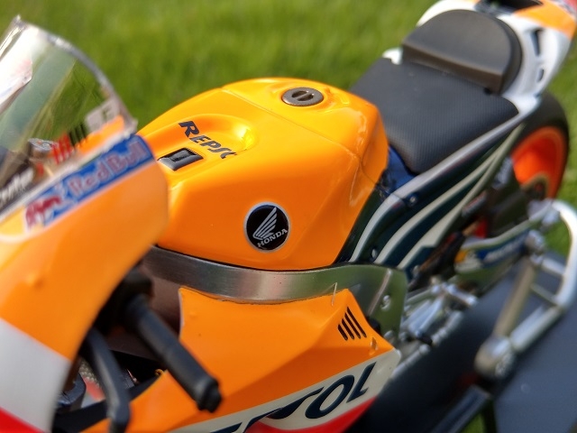 重機就是男人夢想的玩具HONDA RC213V  1:12鋅合金模型【簡易開箱】