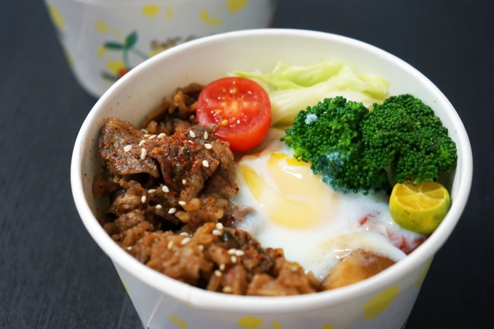 【台南便當】行丼｜超過一百分的丼飯便當｜豐富菜色搭配～均衡美味｜香味魔法！日式醬燒鯛魚、燒肉