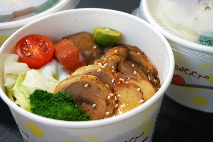 【台南便當】行丼｜超過一百分的丼飯便當｜豐富菜色搭配～均衡美味｜香味魔法！日式醬燒鯛魚、燒肉