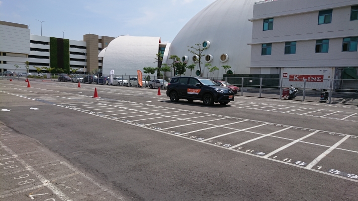 活動體驗心得《普利司通Driveguard失壓續跑胎》試胎任務 (藍天/陽光/好胎/美女)