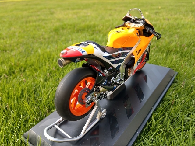 重機就是男人夢想的玩具HONDA RC213V  1:12鋅合金模型【簡易開箱】
