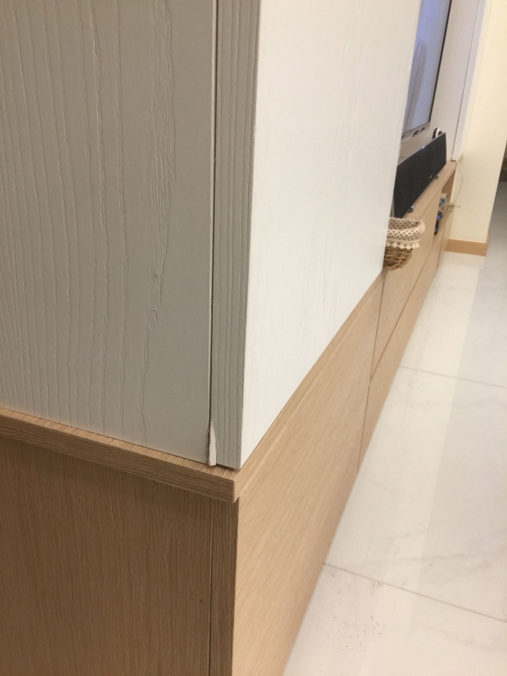 請問這樣子的電視櫃木皮脫落，該怎麼救？
