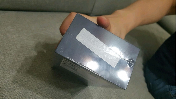 網路買的zenfone5,外包裝貼紙不見