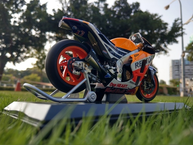 重機就是男人夢想的玩具HONDA RC213V  1:12鋅合金模型【簡易開箱】