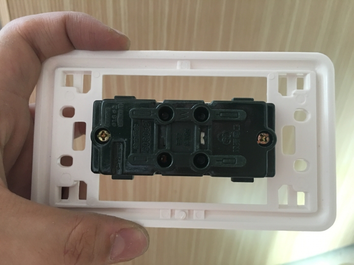 牆壁插座更換，接線問題（已解決）