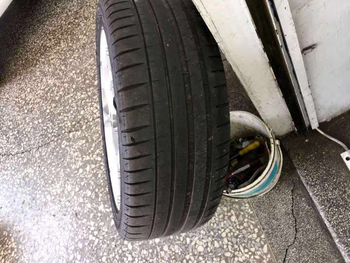 因車禍有一顆輪胎側邊破損，無法補胎，需要四輪全換嗎？