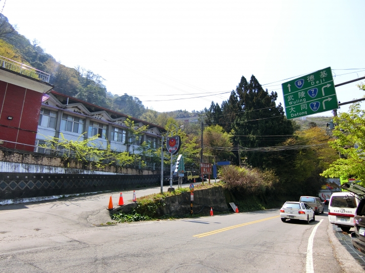 尋訪新佳陽吊橋陡下兩百公尺，路徑1.3公里16彎的燒引擎之旅！