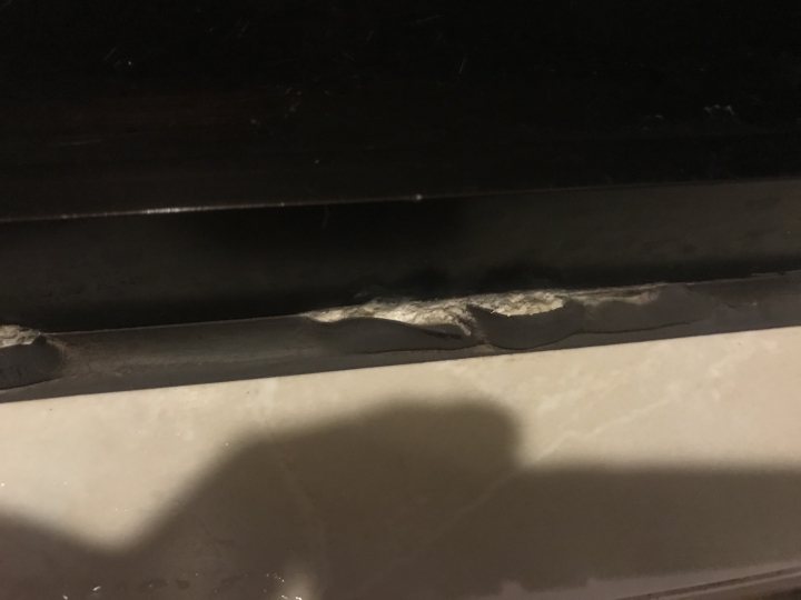 淋浴間矽利康縫隙內白色的結晶如何清除