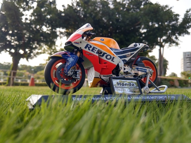 重機就是男人夢想的玩具HONDA RC213V  1:12鋅合金模型【簡易開箱】