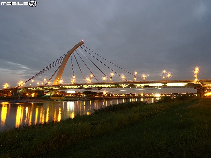 點我看大圖 臺北市 中山區 美堤河濱公園 -- 拍大直橋夜景、賞鐵鳥的好地方