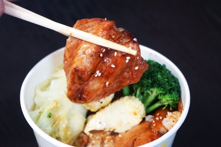【台南便當】行丼｜超過一百分的丼飯便當｜豐富菜色搭配～均衡美味｜香味魔法！日式醬燒鯛魚、燒肉