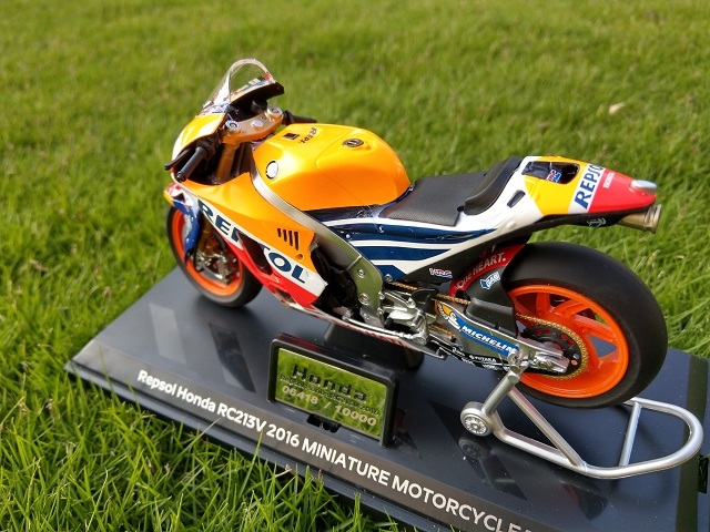 重機就是男人夢想的玩具HONDA RC213V  1:12鋅合金模型【簡易開箱】