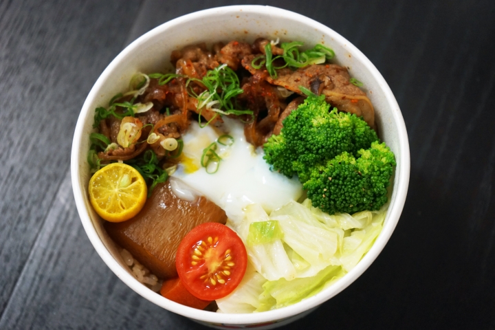 【台南便當】行丼｜超過一百分的丼飯便當｜豐富菜色搭配～均衡美味｜香味魔法！日式醬燒鯛魚、燒肉