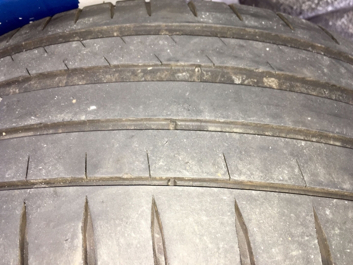 因車禍有一顆輪胎側邊破損，無法補胎，需要四輪全換嗎？