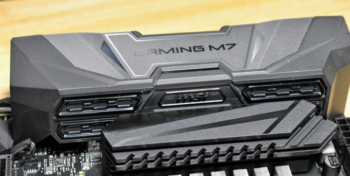 MSI 抱抱龍 X470 GAMING M7 AC 輕開箱 - 超頻輕測試