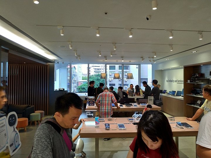 Zenfone5 VS  S9+ 室內拍照比較 只有2組
