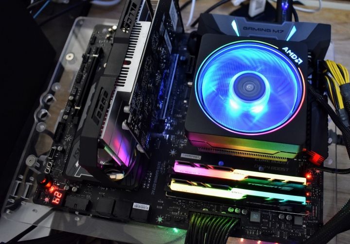 MSI 抱抱龍 X470 GAMING M7 AC 輕開箱 - 超頻輕測試