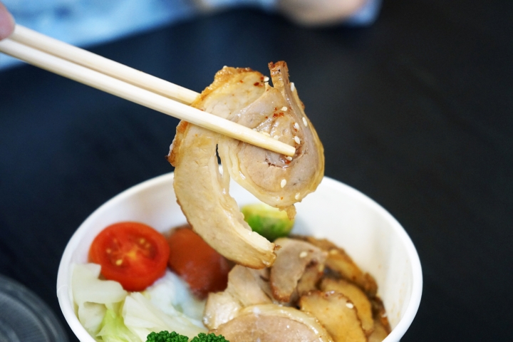 【台南便當】行丼｜超過一百分的丼飯便當｜豐富菜色搭配～均衡美味｜香味魔法！日式醬燒鯛魚、燒肉