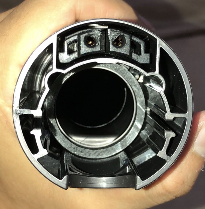 全新dyson v8接頭疑似熔化這算瑕疵嗎？