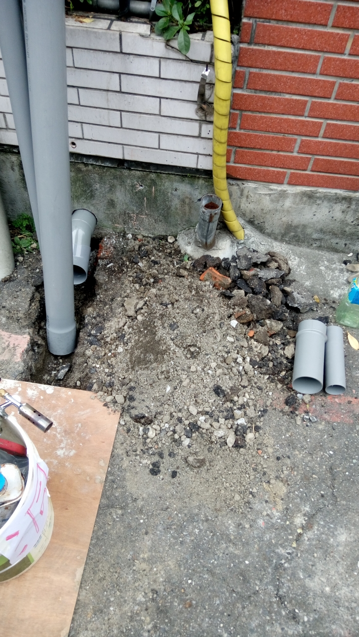 大樓的違法管線  該如何檢舉?