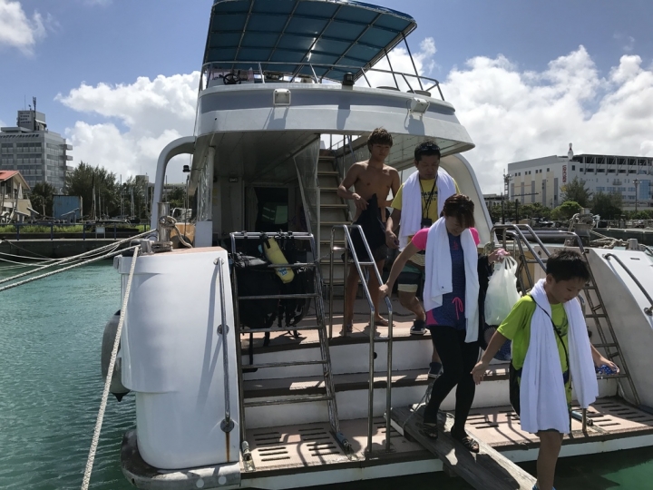【Okinawa.走跳】沖繩無緣的青之洞窟浮潛:一起跟熱帶魚和鯨鯊游泳