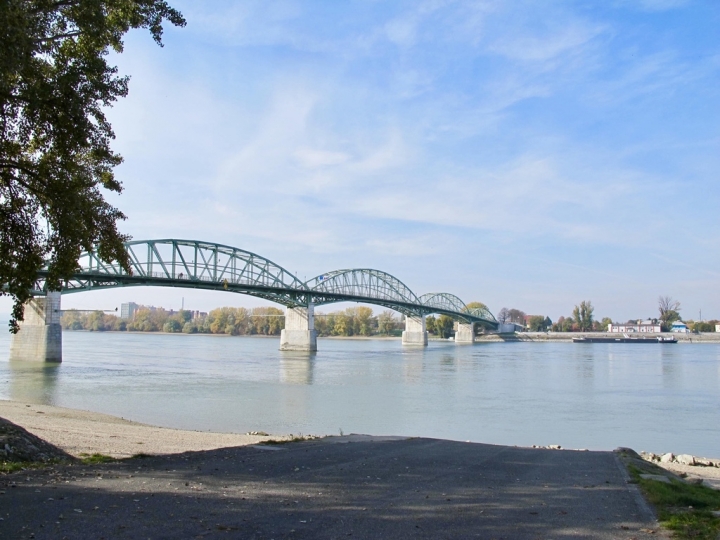 【Hungary．走跳】布達佩斯近郊一日三小鎮旅行(一)斯匈邊境 Esztergom