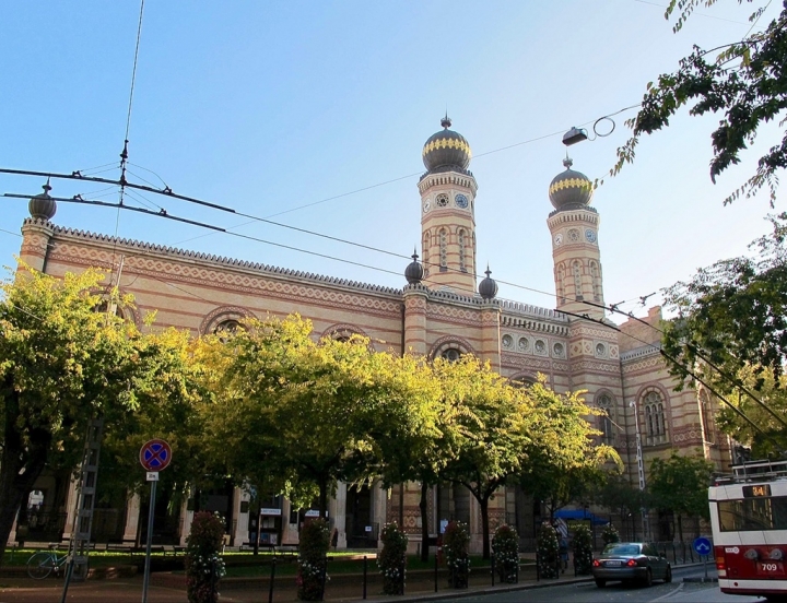 【Hungary.走跳】從猶太區煙草街會堂出發!塗鴉、古著、美食之巷弄趣遊