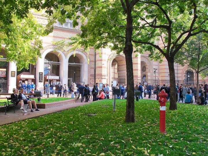 【Hungary.走跳】從猶太區煙草街會堂出發!塗鴉、古著、美食之巷弄趣遊