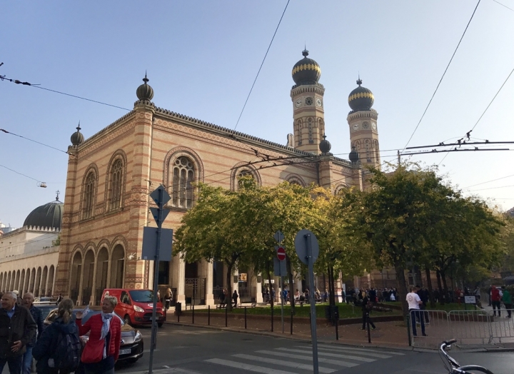 【Hungary.走跳】從猶太區煙草街會堂出發!塗鴉、古著、美食之巷弄趣遊