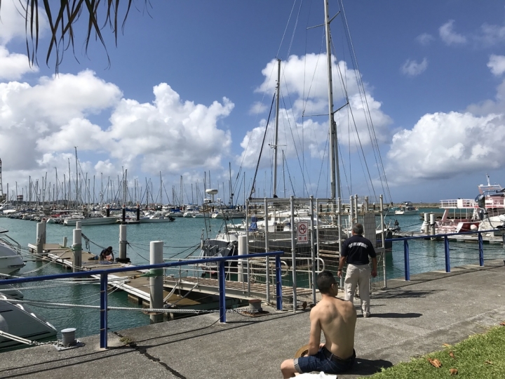 【Okinawa.走跳】沖繩無緣的青之洞窟浮潛:一起跟熱帶魚和鯨鯊游泳