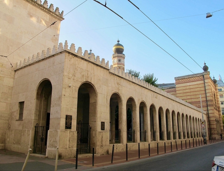 【Hungary.走跳】從猶太區煙草街會堂出發!塗鴉、古著、美食之巷弄趣遊