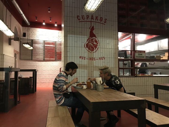【Hungary.走跳】從猶太區煙草街會堂出發!塗鴉、古著、美食之巷弄趣遊