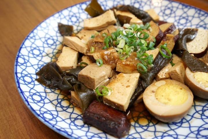 [食記] 新店大坪林捷運美食推薦--功夫豬私廚好麵。麻辣蒜香味牛肉麵、私房豬嫩骨乾拌麵。自家熬製的濃郁湯頭 真材實料讓人吃了超感動!