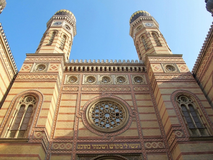 【Hungary.走跳】從猶太區煙草街會堂出發!塗鴉、古著、美食之巷弄趣遊