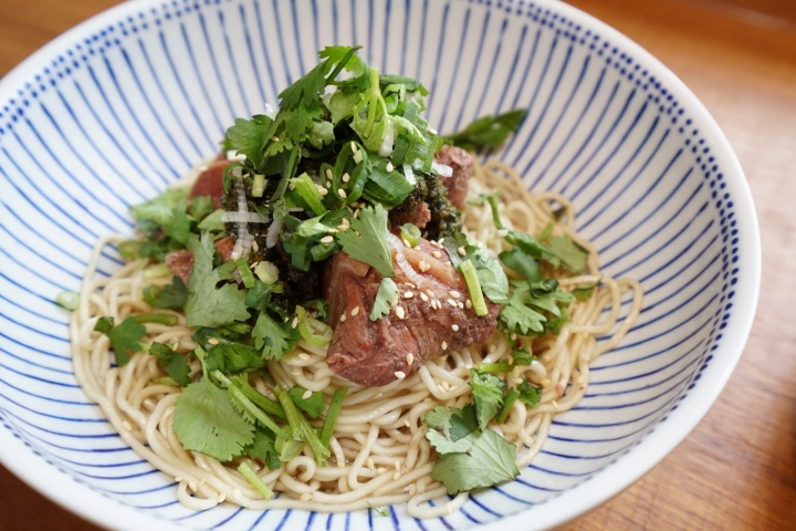 [食記] 新店大坪林捷運美食推薦--功夫豬私廚好麵。麻辣蒜香味牛肉麵、私房豬嫩骨乾拌麵。自家熬製的濃郁湯頭 真材實料讓人吃了超感動!