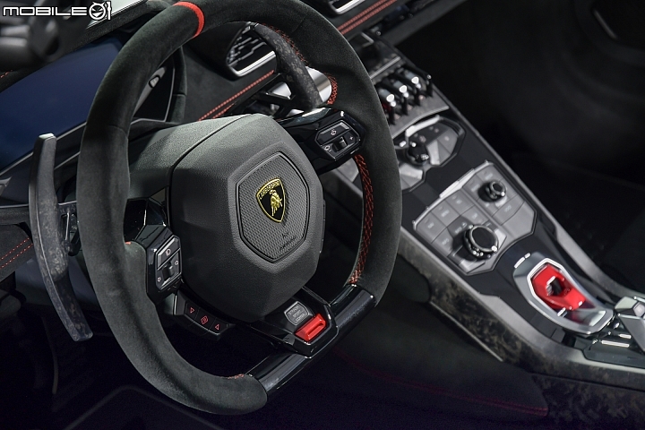 Lamborghini Huracan Performante Spyder 方向盤特寫 Lamborghini Huracan Performante Spyder 方向盤特寫