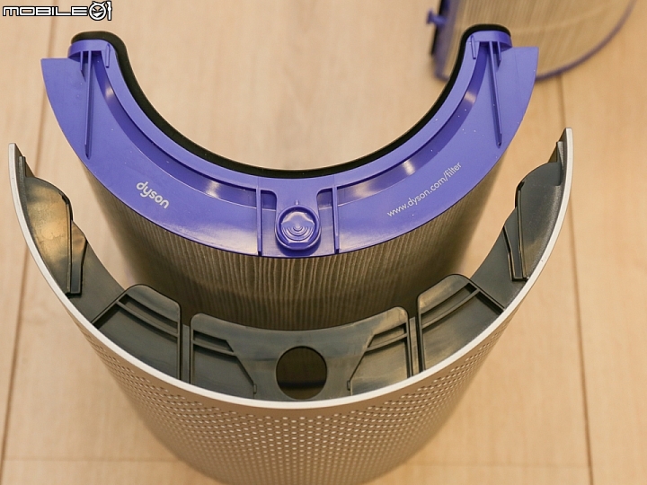 Dyson 智慧空氣清淨機 HEPA 玻璃纖維濾網同樣在濾網邊緣有一整圈的橡膠進行隔絕 Dyson 智慧空氣清淨機 HEPA 玻璃纖維濾網同樣在濾網邊緣有一整圈的橡膠進行隔絕
