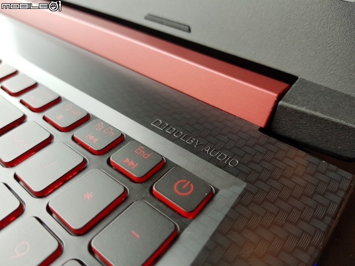 Acer Nitro 5偽碳纖維類電競筆電