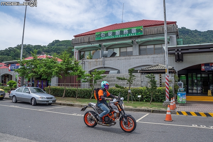 石碇服務區允許普通重型機車與大型重機行駛。 石碇服務區允許普通重型機車與大型重機行駛。