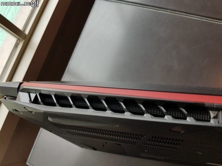 Acer Nitro 5偽碳纖維類電競筆電