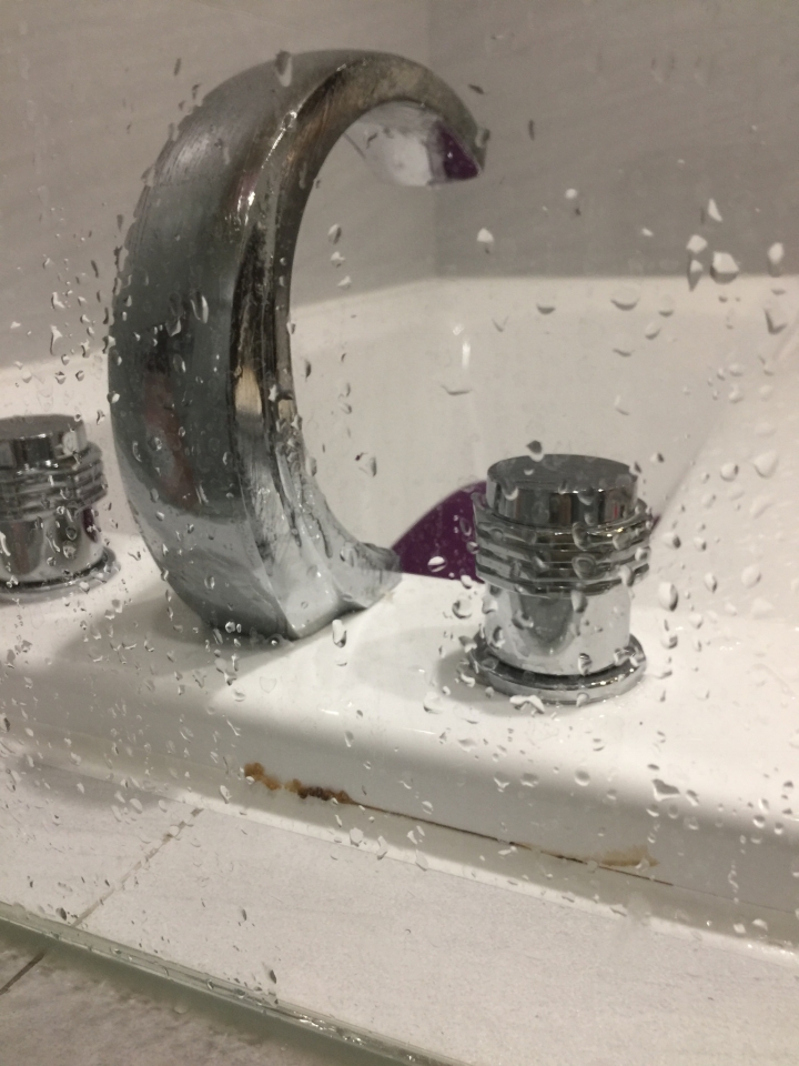 新家浴缸接縫處長黃色噁心液體像結晶