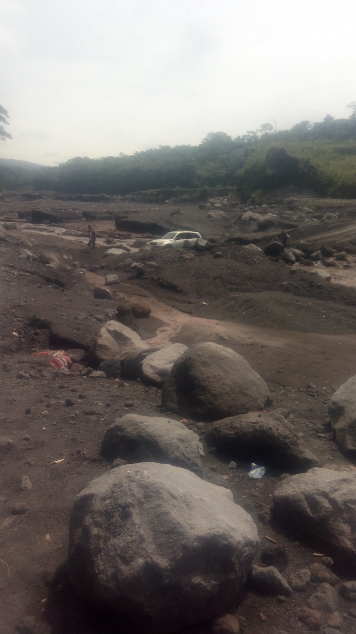 今天我們去分發食物和服裝給火山 噴發倖存者(瓜地馬拉6月3日) Trinidad 和 Zapote 村