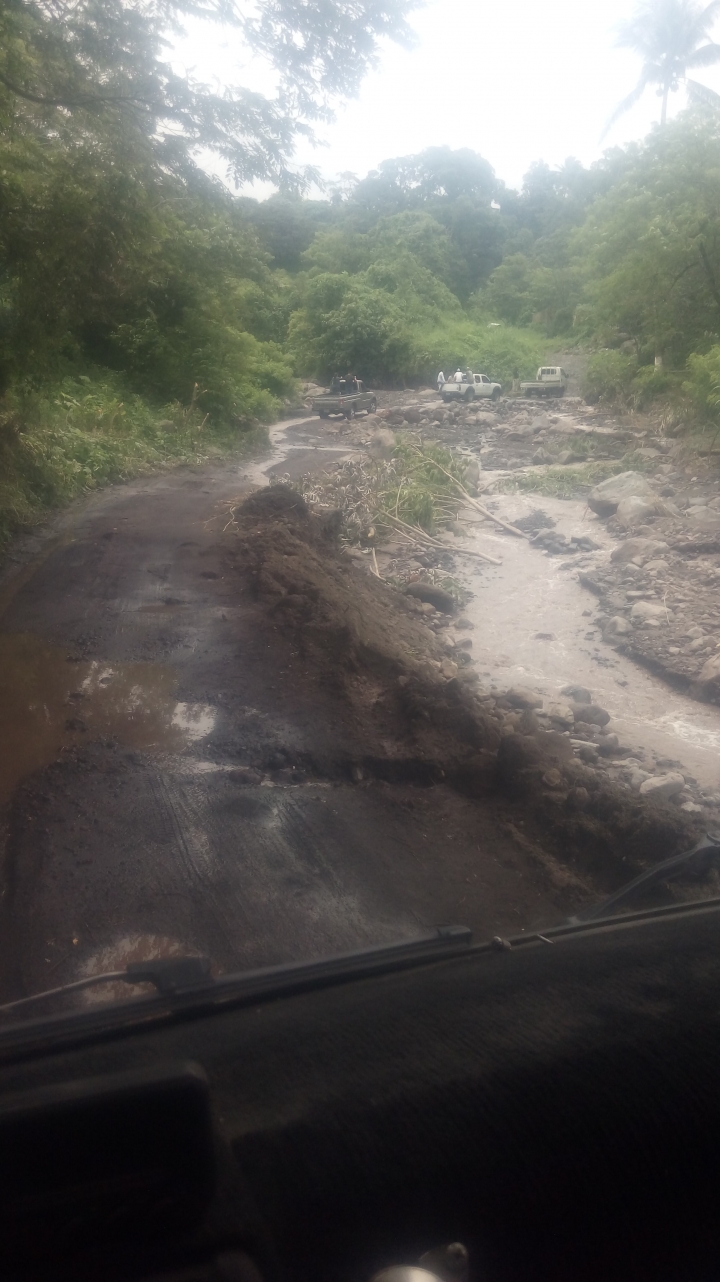今天我們去分發食物和服裝給火山 噴發倖存者(瓜地馬拉6月3日) Trinidad 和 Zapote 村