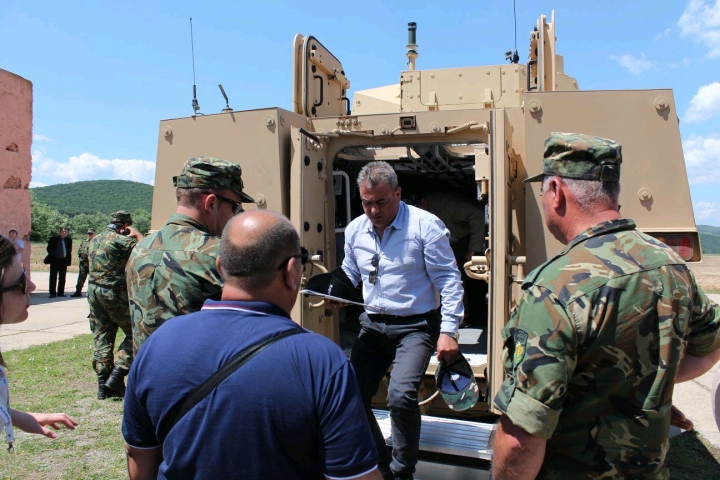 芬蘭PATRIA 軍武公司向保加利亞展示輪步車