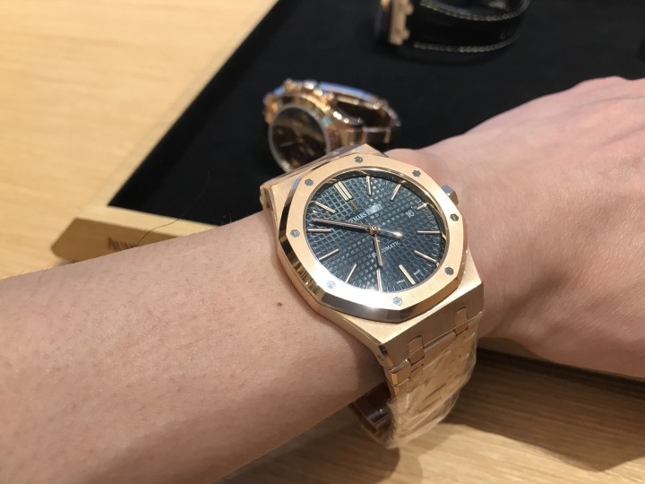 想買 15400 or 黑面 金鏈帶錶款