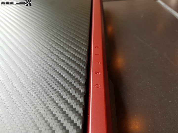 Acer Nitro 5偽碳纖維類電競筆電