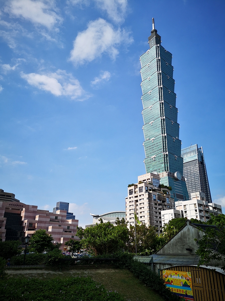 P20 單手也能拍出好照片…蓋大樓
