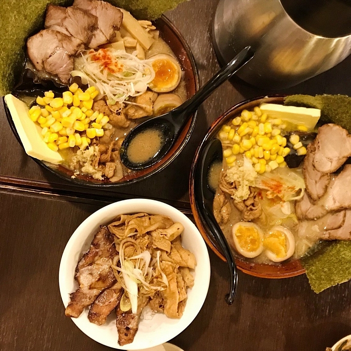 【北海道】爆裂！！拉麵的一期一會！不僅一次吃到2種肉還有10幾種配料滿載而歸！