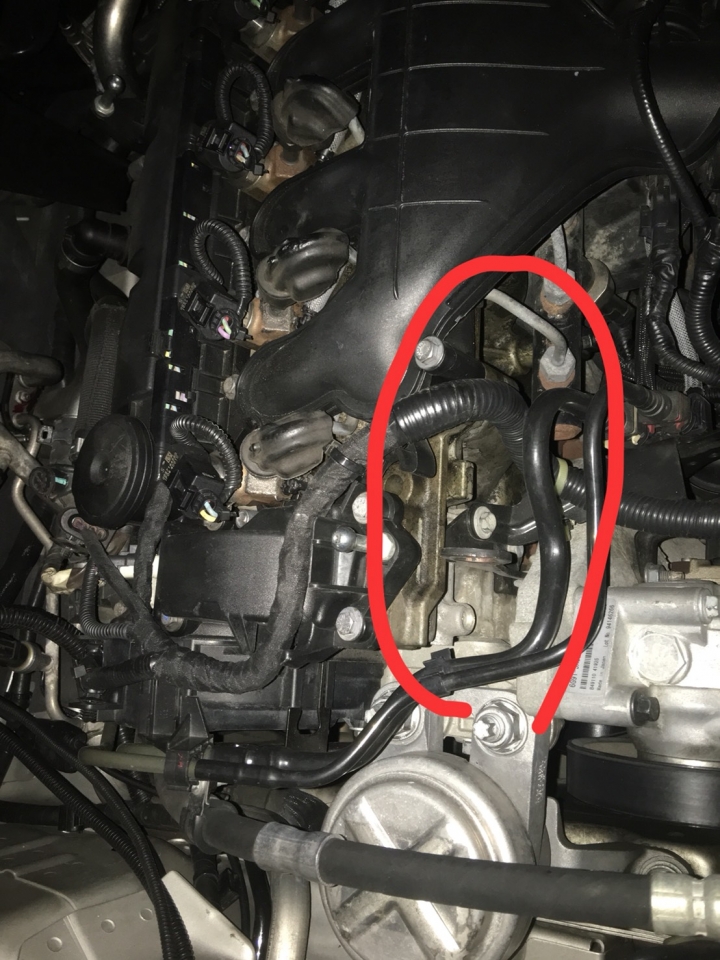 mondeo tdci 140p 引擎上方處有漏油 請問甚麼症頭，如照片中箭頭處跟框框處，1~3 缸 汽缸 這個箭頭凹朝左右附近都是油